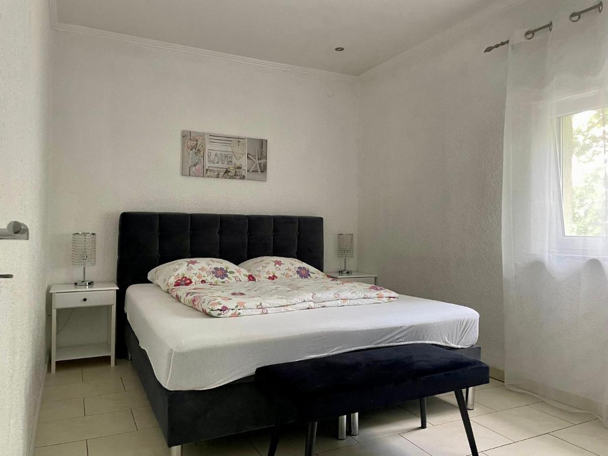 Easystay#4 Home Cinema Ferienwohnung In Kliniknaehe Mit Balkon, Boxspringbett & Netflix Бад Ойнхаузен Екстериор снимка