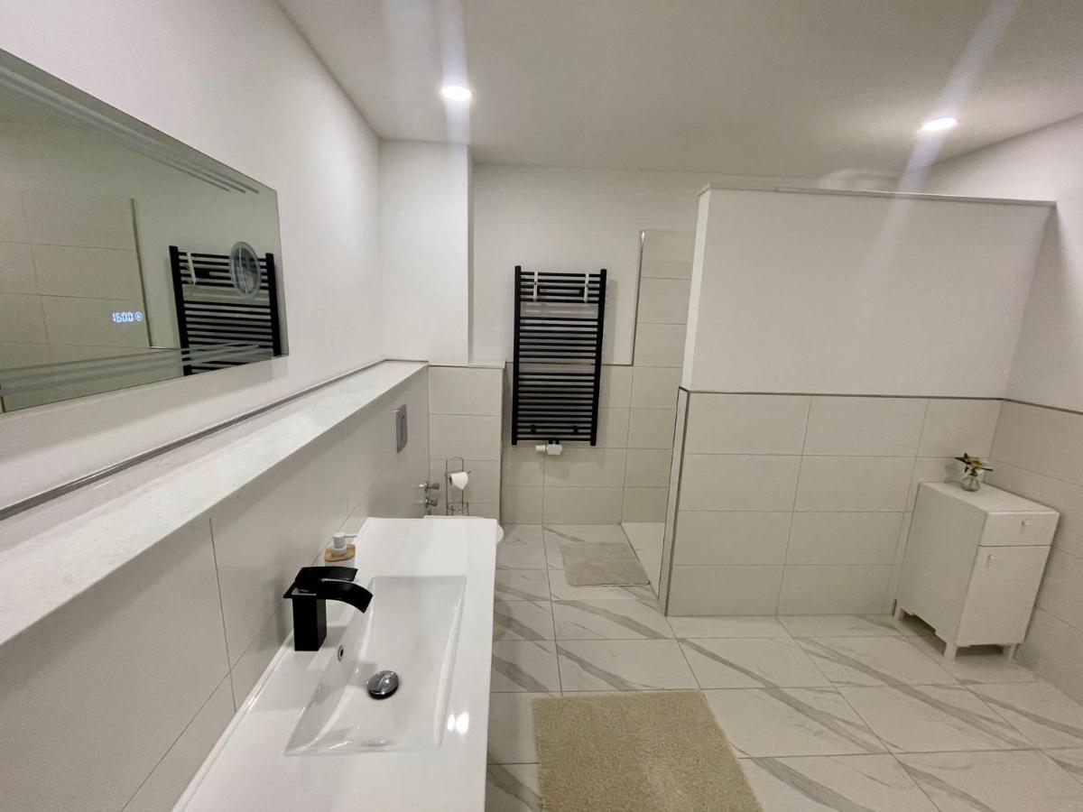 Easystay#4 Home Cinema Ferienwohnung In Kliniknaehe Mit Balkon, Boxspringbett & Netflix Бад Ойнхаузен Екстериор снимка